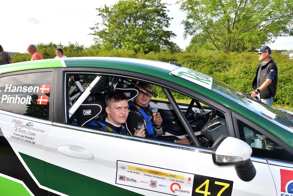 Klassesejren i den sønderjyske DSR-runde blev fejret med en sjat champagne ved målet i Aabenraa.
(Foto: Morten Dam - autoMOTIV/specialpress)